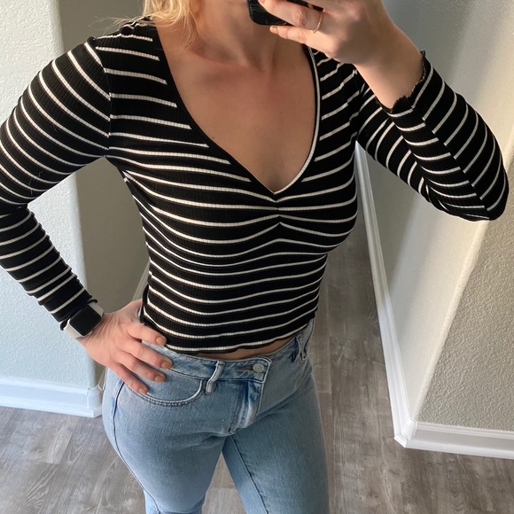 Black and white stripe long sleeve crop top - Picture 3 of 5